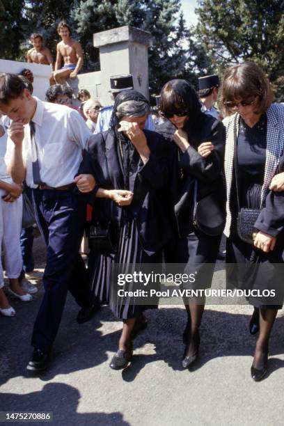 Mireille Mathieu à l'enterrement de son père à Avignon avec sa mère et sa soeur, le 16 août 1985.