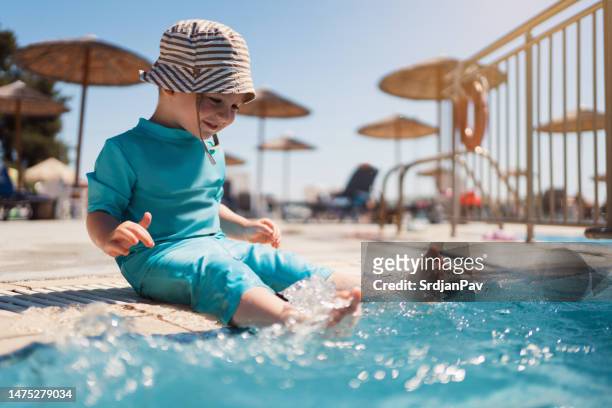 kleinkind genießt einen tag im schwimmbad - badebekleidung stock-fotos und bilder