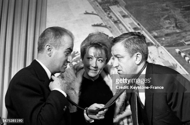 Louis de Funès, Colette Brosset et Robert Dhéry dans un grand magasin de Paris pour l'avant-première de la pièce 'La Grosse Valse', le 18 octobre...