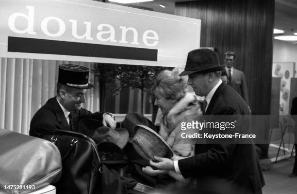 Louis de Funès, Colette Brosset et Robert Dhéry dans un grand magasin de Paris pour l'avant-première de la pièce 'La Grosse Valse', le 18 octobre...