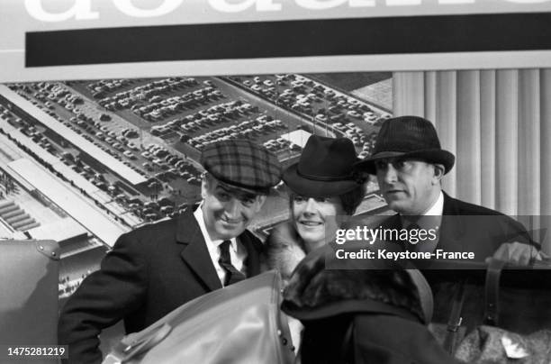 Louis de Funès, Colette Brosset et Robert Dhéry dans un grand magasin de Paris pour l'avant-première de la pièce 'La Grosse Valse', le 18 octobre...