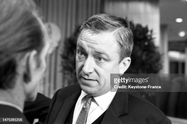 Robert Dhéry dans un grand magasin de Paris pour l'avant-première de la pièce 'La Grosse Valse', le 18 octobre 1962.