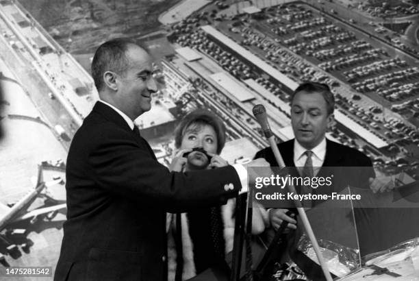 Louis de Funès, Colette Brosset et Robert Dhéry dans un grand magasin de Paris pour l'avant-première de la pièce 'La Grosse Valse', le 18 octobre...