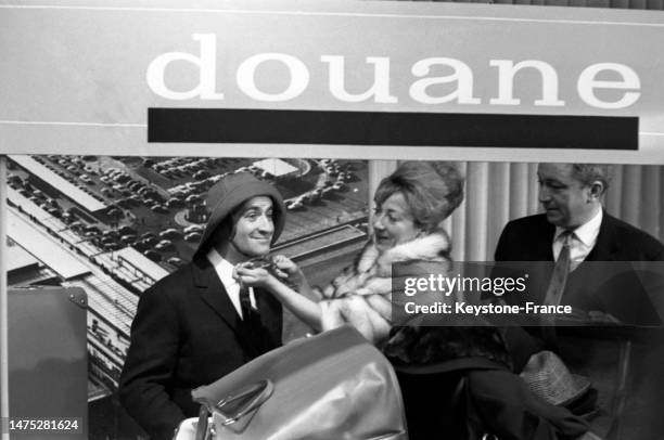 Louis de Funès, Colette Brosset et Robert Dhéry dans un grand magasin de Paris pour l'avant-première de la pièce 'La Grosse Valse', le 18 octobre...