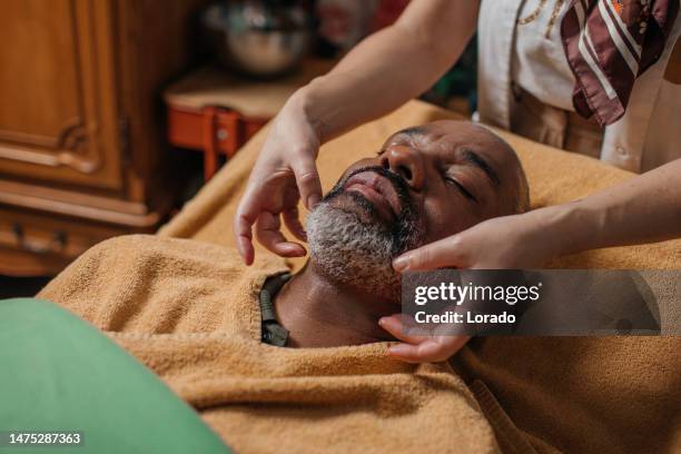 massagem facial para homem negro bonito - modern manhood - fotografias e filmes do acervo