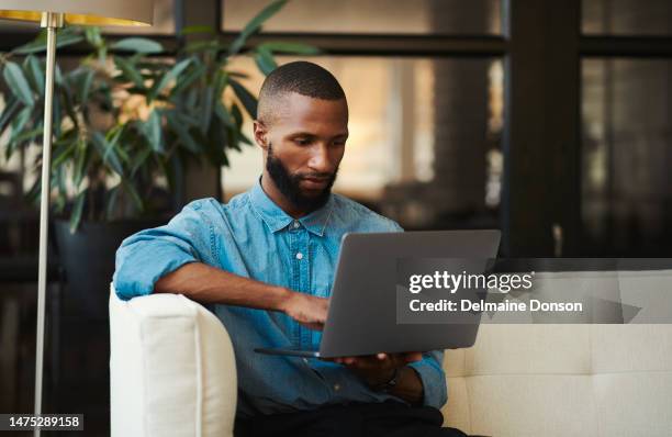 dopo il lavoro chill - black man laptop foto e immagini stock