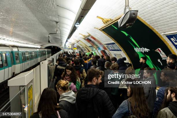 Quai de métro parisien bondé de voyageurs le 20 mars 2023 à Paris.