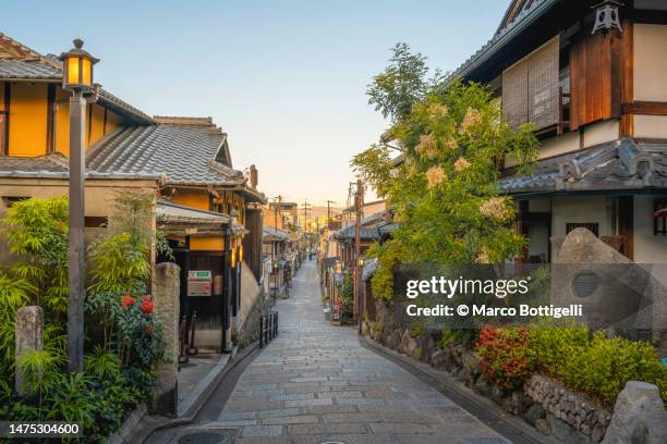 old buildings in the higashiyama district, kyoto - kioto prefectuur stockfoto's en -beelden