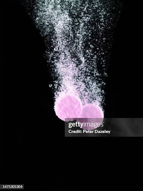 pills dissolving in water - comprimido efervescente fotografías e imágenes de stock