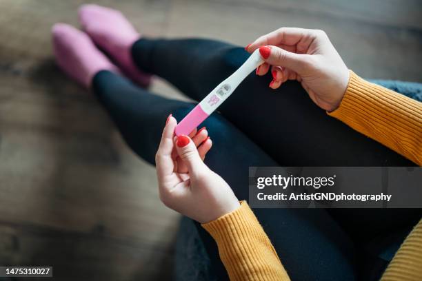 prueba de embarazo positiva. - prueba-de-embarazo fotografías e imágenes de stock