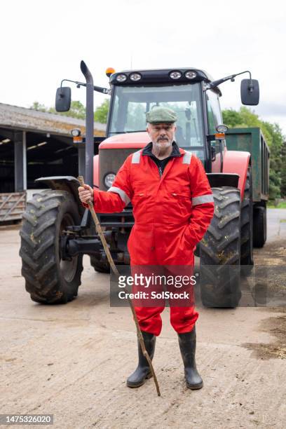 männlicher landwirt aus northumberland steht fest - senior blaumann stock-fotos und bilder