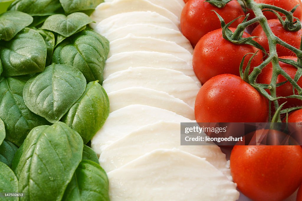 Flaggen der italienischen insalata caprese "Tricolores”