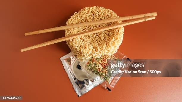 raw instant noodles with chopsticks and spices copy space asian food pasta,for the preparation of,craiova,romania - sodium 個照片及圖片檔