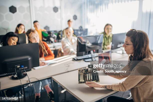 students at it class - computer hardware engineer stock pictures, royalty-free photos & images