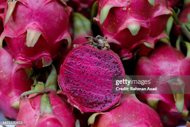 dragon fruits - dragon fruit fotografías e imágenes de stock