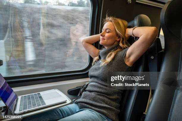 la donna d'affari dorme sul treno. - businesswoman blond looking left foto e immagini stock
