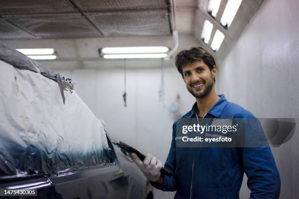 young entrepreneur work at car garage. - carrosserie stockfoto's en -beelden