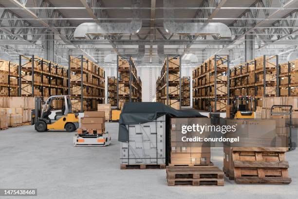 interior del almacén con vehículos guiados automatizados, carretillas elevadoras, palets y cajas de cartón - pallet industrial equipment fotografías e imágenes de stock