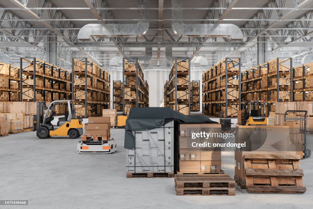 無人搬送車、フォークリフト、パレット、段ボール箱を備えた倉庫内部
