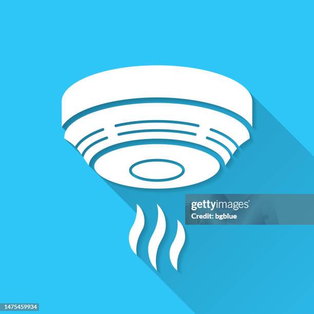 ilustraciones, imágenes clip art, dibujos animados e iconos de stock de detector de humo. icono sobre fondo azul - diseño plano con sombra larga - smoke-detector-with-smoke