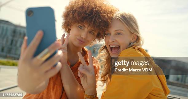 amici, segno di pace e sorriso selfie in città per un ricordo felice, immagine del profilo o social media. v mano emoji, fumetto e ragazze o donne che ridono e scattano foto, legano e si godono il tempo in città. - victory sign smile foto e immagini stock