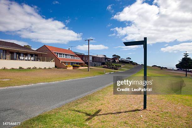 kleine village, australien - town australia stock-fotos und bilder