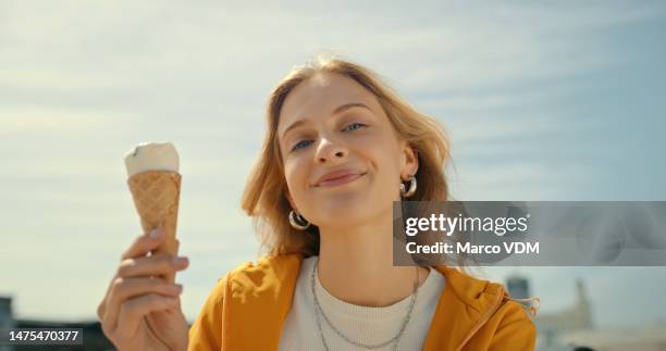 glückliches, porträt und lächeln der frau mit eis in der stadt, straße oder stadt. glück, gesicht und junge frau, die allein im freien eis oder sorbet isst, mit sommersnack, essen oder urlaubsdessert. - gelato stock-fotos und bilder