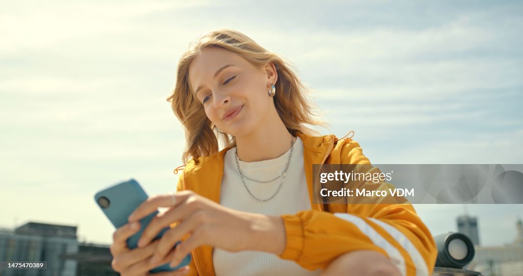 Telefone, cidade e mulher da moda no aplicativo móvel, bate-papo ou mensagens de texto para redes 5G, blog de moda jovem ou mídia social. Estudante de streetwear ou pessoa da geração z no smartphone, celular e internet ao ar livre
