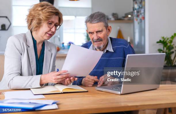 signing the will - notaris stockfoto's en -beelden