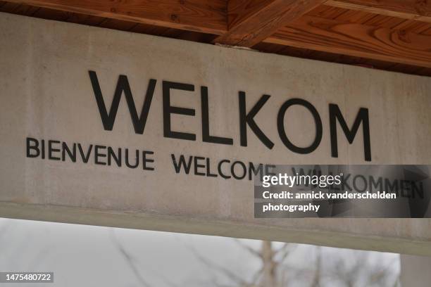 welcome at entrance - benelux 個照片及圖片檔