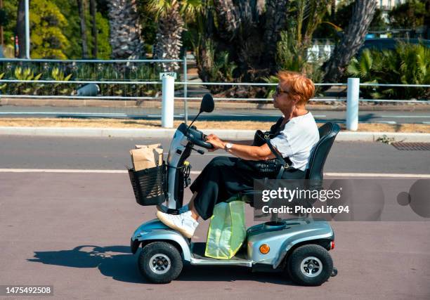 ancora in movimento! - motor scooter foto e immagini stock