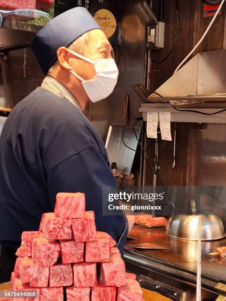 chef en el puesto de brochetas de ternera wagyu en el mercado exterior de tsukiji, tokio, japón - tsukiji outer market fotografías e imágenes de stock