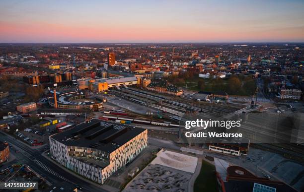 tramonto sulla stazione ferroviaria di odense - odensa foto e immagini stock