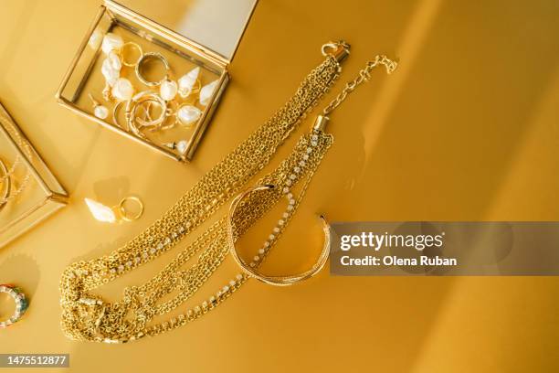 gold and pearl jewelry in boxes and on yellow surface. - open collar stockfoto's en -beelden