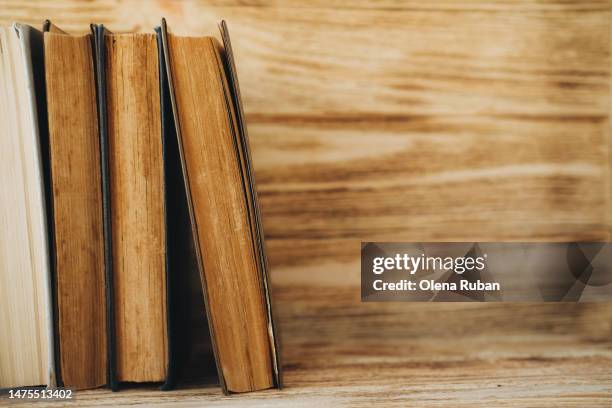 old books on wooden shelf. - old book 個照片及圖片檔