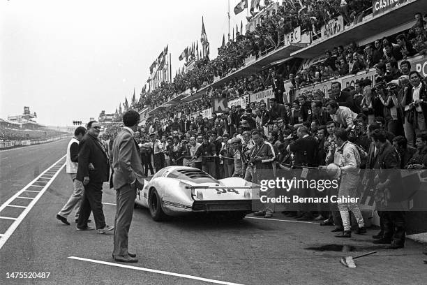 Hans Herrmann, Gérard Larrousse, Porsche 908 LH, Le Mans 24 Hours, Circuit de la Sarthe, Le Mans, 15 June 1969. Final pit stop for the Porsche 908 LH...