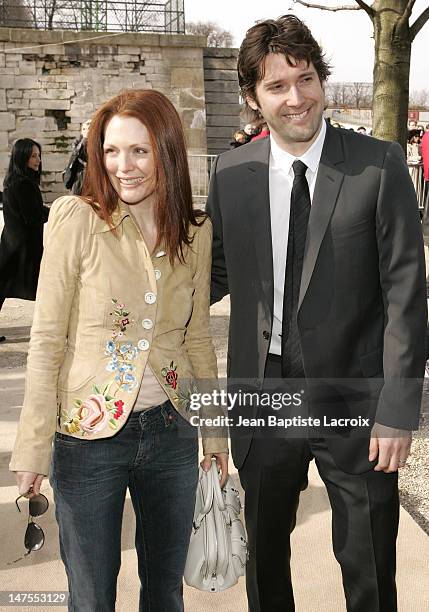 Julianne Moore and Bart Freundlich during Paris Fashion Week - Ready to Wear - Fall/Winter 2005 - Dior - Front Row and Arrivals in Paris, France.
