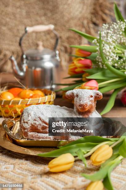 easter lamb cake with tulips in rustic kitchen for easter celebrations - paasontbijt stockfoto's en -beelden