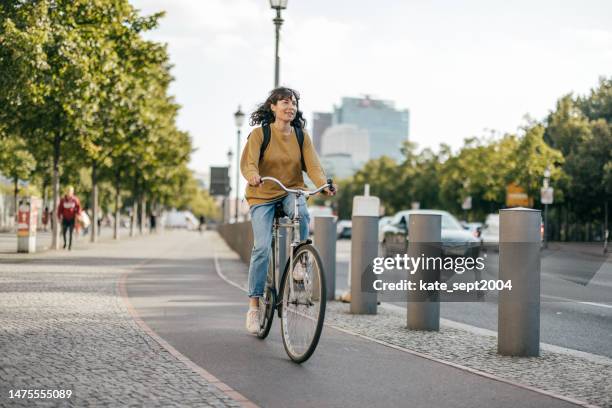 les femmes voyagent - curieusement, pour elles-mêmes et partout. et sans hommes - ville milieu urbain photos et images de collection