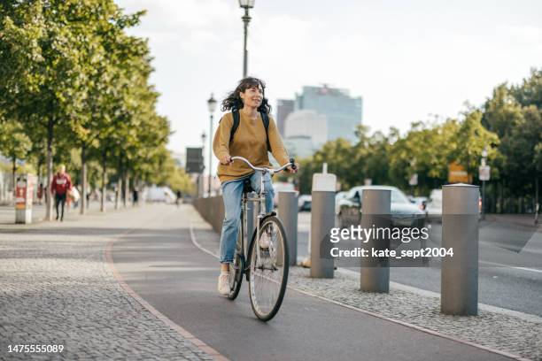 le donne viaggiano - curiosamente, per se stesse e ovunque. e senza uomini - city bike foto e immagini stock