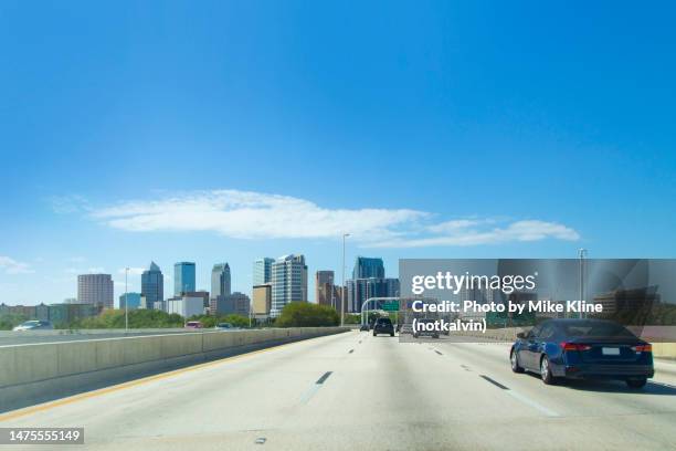 driving into tampa, florida - vanuit een auto stockfoto's en -beelden