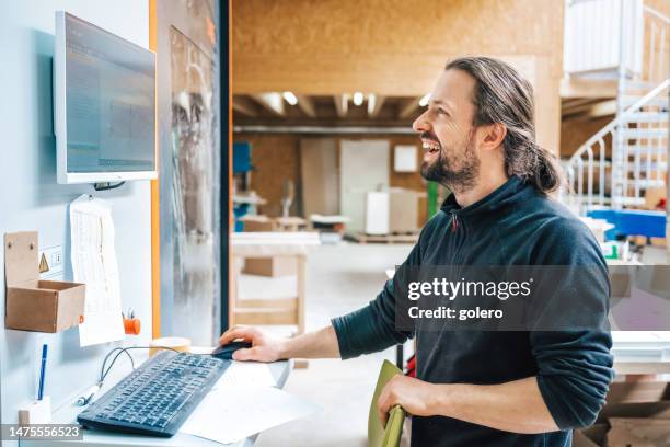 glücklicher schreiner bei der arbeit mit cnc-fräsmaschine - cnc machine for wood stock-fotos und bilder