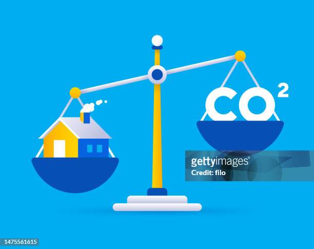 ilustraciones, imágenes clip art, dibujos animados e iconos de stock de balance de escala dióxido de carbono emisiones de efecto invernadero concepto de casa - comercio de derechos de emisión