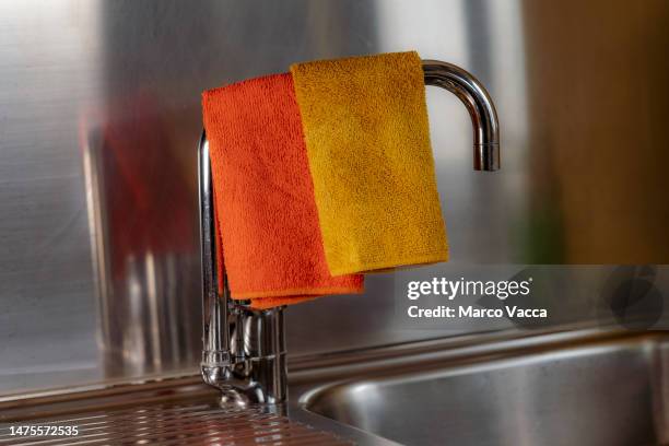 cleaning cloth on a kitchen sink - trapo de limpiar el polvo fotografías e imágenes de stock