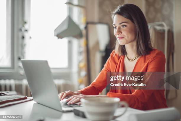 portrait of a confident businesswoman - executive editor stockfoto's en -beelden