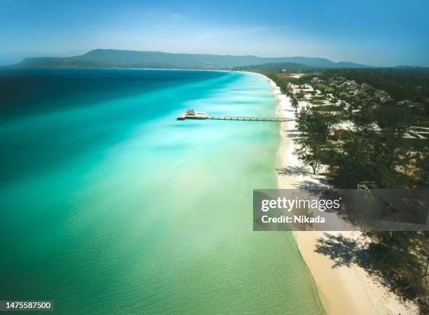 larga playa desierta con arena blanca y agua clara - cambodia fotografías e imágenes de stock