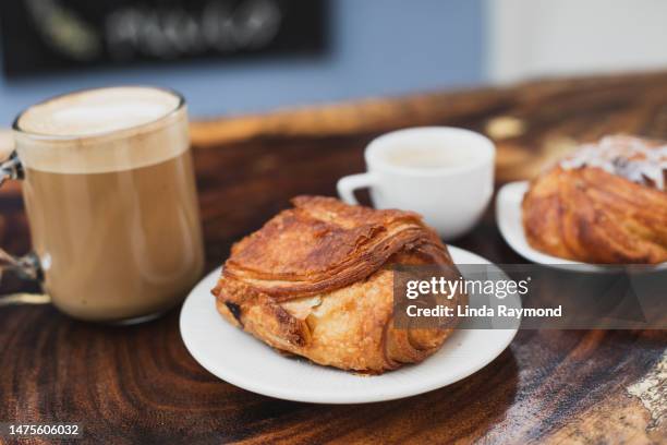 schokolatine, gebäck und latte - pain au chocolat stock-fotos und bilder