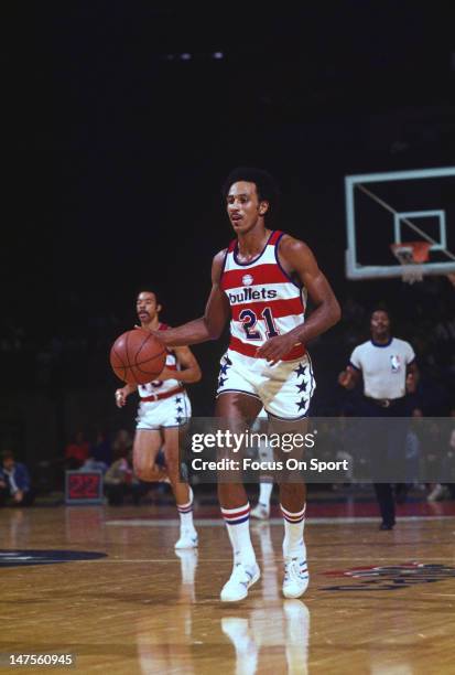 Dave Bing of the Washington Bullets dribbles the ball up court during an NBA basketball game circa 1976 at the Capital Centre in Landover, Maryland....
