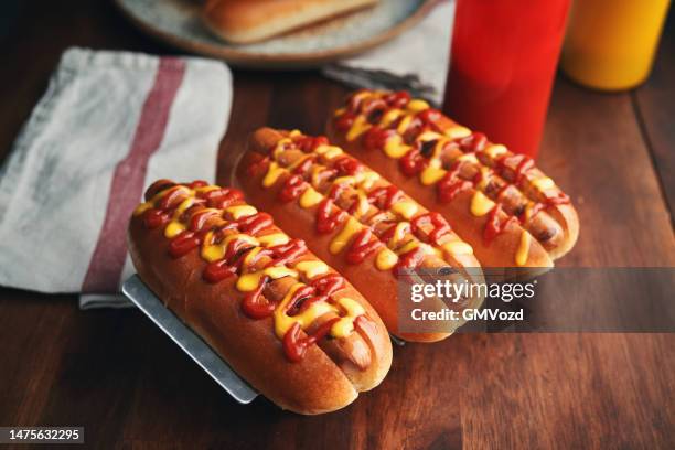hot dog mit röstzwiebeln, essiggurken-relish, senf und ketchup - hot dog stock-fotos und bilder