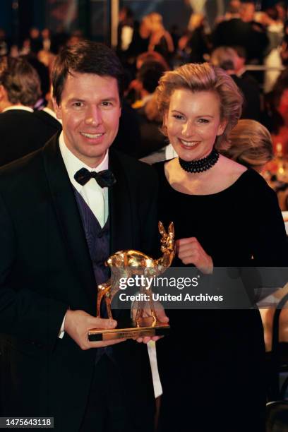 Der deutsche Moderator und Journalist Peter Kloeppel mit einem Bambi und seiner Ehefrau Carol Kloeppel während der Bambi-Verleihung in Köln